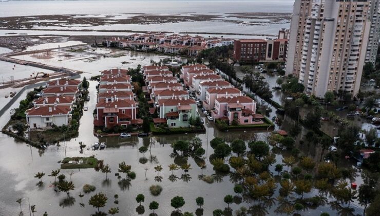 İzmir’de deniz taştı, sokaklar su altında kaldı – BRTK