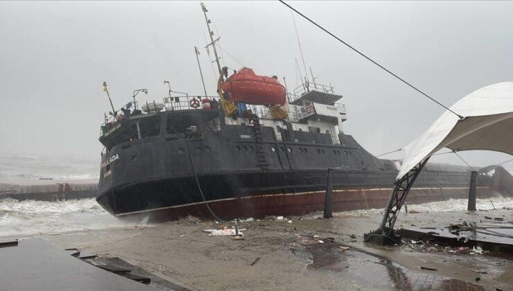 Türkiye’de sel ve fırtına sonucu dokuz kişi hayatını kaybetti, 11 denizci kayıp