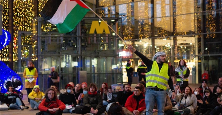 Hollanda'da 8 tren istasyonunda Filistin'e destek için oturma eylemleri yapıldı