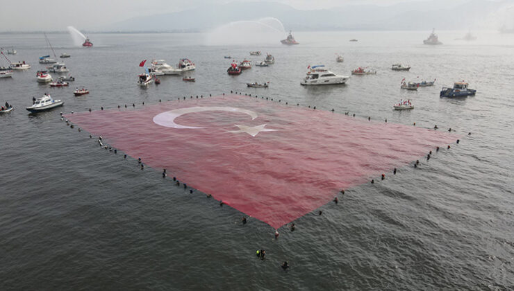 İzmit Körfezi’nde 1923 metrekarelik Türk bayrağı açıldı