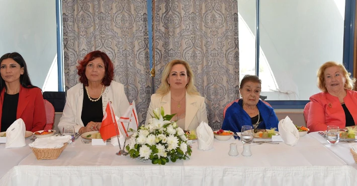 Sibel Tatar, Kıbrıs Türk Kadınlar Birliği Lefkoşa Merkez Şubesi tarafından düzenlenen 70’inci yıl kutlama yemeğine katıldı