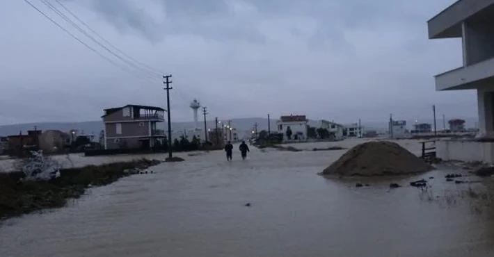 Çanakkale’de yazlık evlerin bulunduğu bölge sular altında kaldı