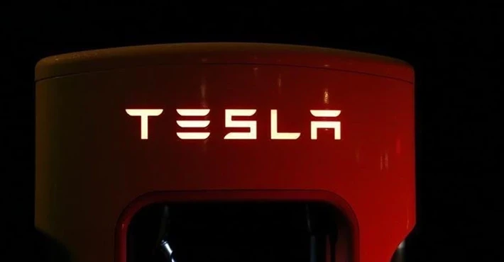 Tesla'dan yeni hamle: Kaza durumunda acil servisi arayacak