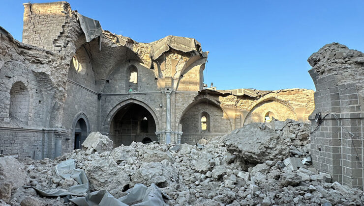 İsrail Gazze'deki 14 asırlık Büyük Ömeri Camii'ni yıktı
