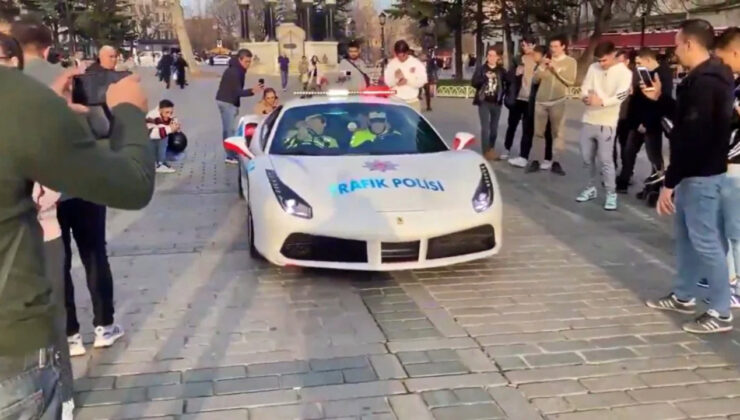 Polisler, Ferrari ile Sultanahmet meydanında devriye gezdi! Turistlerden yoğun ilgi…