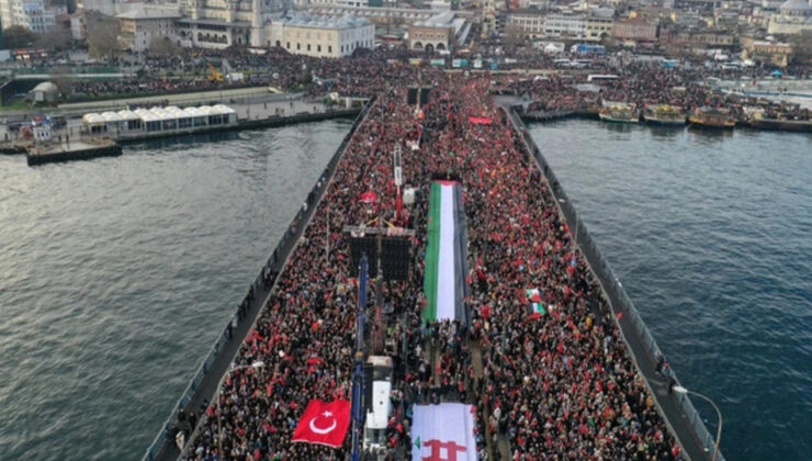Galata Köprüsü'nde tarihi yürüyüş! Dev kalabalık dünya basınında…