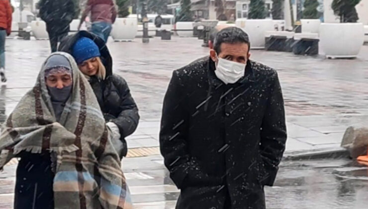 İstanbul'da yılın ilk karı yağdı! Beylikdüzü ve Sultangazi'de etkili oluyor…