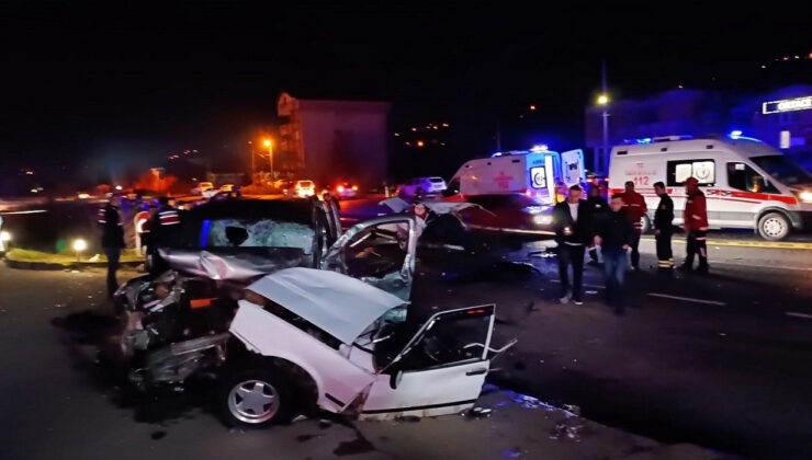 Zonguldak'ta 3 aracın karıştığı kazada araçlardan biri ikiye bölündü! 1 Kişi öldü, 5 kişi yaralı