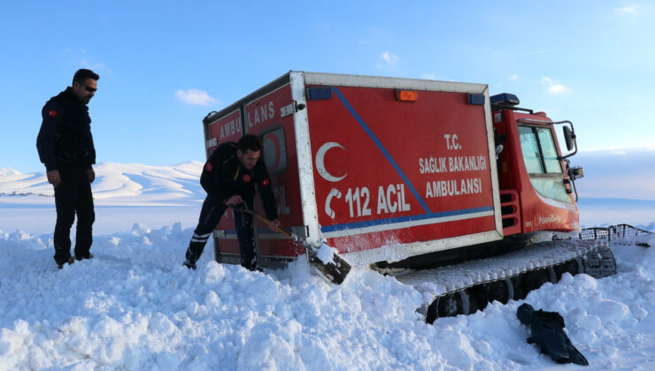 Ağrı'da kar ve tipi yolları kapattı! Hamile kadın 6 saatlik çalışma sonucu hastaneye ulaştırıldı!