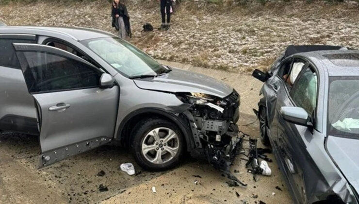 Kaza yapan otomobilden inen anne- oğula başka araç çarptı