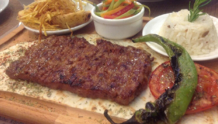 Pratik ve çok lezzetli satır köfte nasıl yapılır? Satır köfte malzeme listesinde neler var? İşte satır köfte püf noktaları…