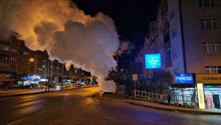 Karadeniz Ereğli'de patlama sesi sonrası kaldırımdan yükselen buhar korkuttu