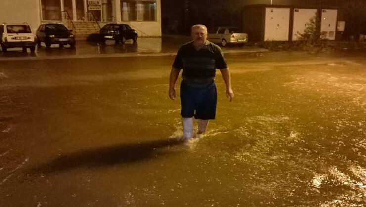 Kuvvetli yağış, sel ve su baskını! Sinop'ta cadde ve sokaklar göle döndü…