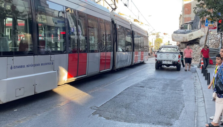 Tehlikeli bina yıkımına rağmen İBB'nin tramvay seferleri devam etti