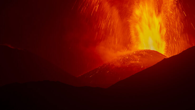 Etna Yanardağı patladı: 9,5 km yükseğe kül ve lav püskürttü!