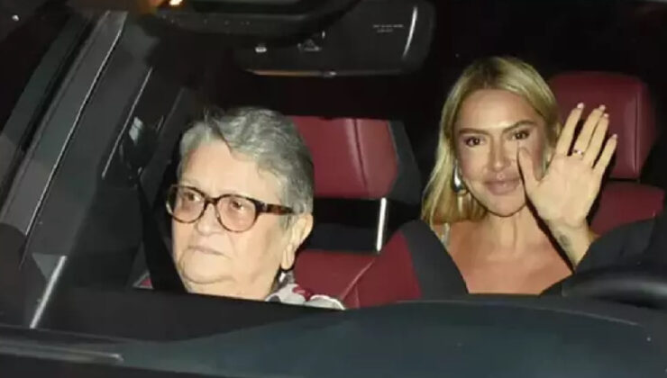 Lüks aracı dikkat çekti! Başarılı şarkıcı Hadise kız kardeşinin doğum gününü kutladı! Annesi ile kol kola mekandan çıktı…