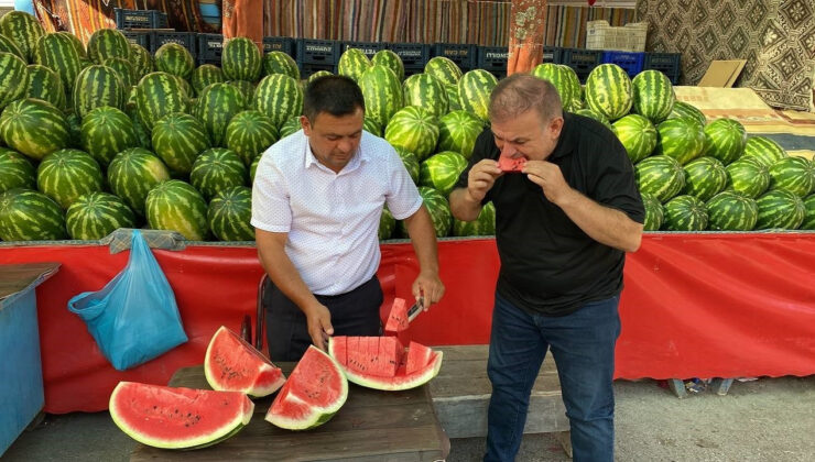 Tokat'ta çiftçinin verimi yüksek çıkınca 17 ton karpuzu ücretsiz dağıttı