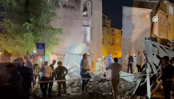 Fatih'te 3 katlı bina büyük bir gürültüyle çöktü
