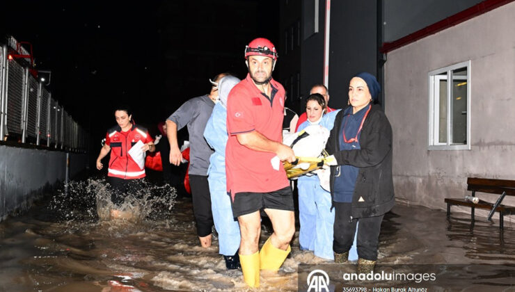 Trabzon’da sağanak yağış hayatı olumsuz etkiledi