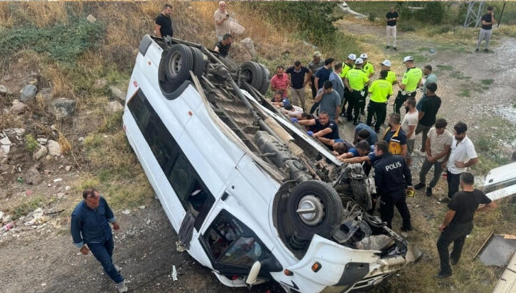 Sivas’ta fındık işçilerini taşıyan minibüs takla attı