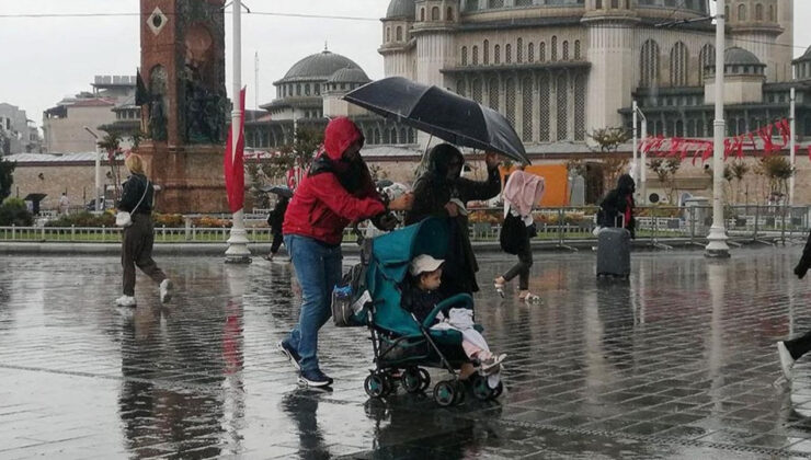 İstanbul'da sağanak yağış: Birçok yeri su bastı, sokaklar göle döndü