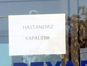 Ruhsatı iptal edilen hastaneye ”kapalıdır” yazısı asıldı