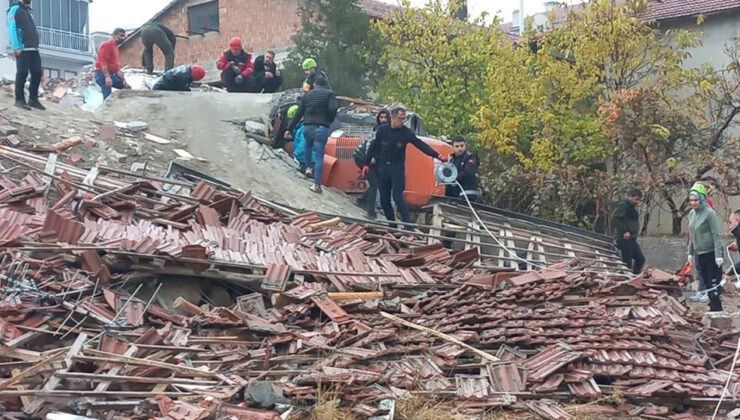 4 katlı bina çöktü; iş makinesi operatörü enkaz altında kaldı