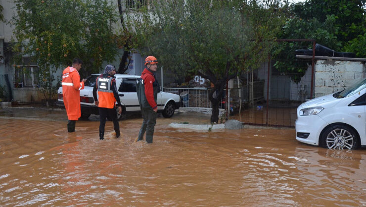 Meteoroloji ''turuncu'' alarm vermişti: Antalya'yı sel aldı