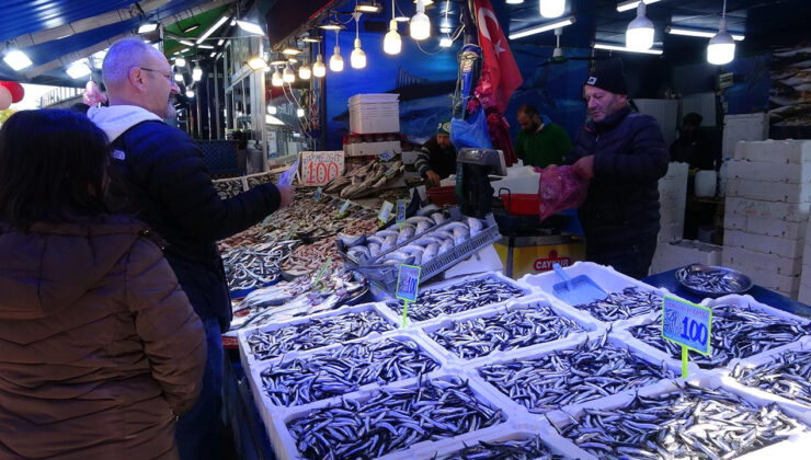 Havalar soğudu, balık bollaştı: Hamsinin fiyatı düşüyor