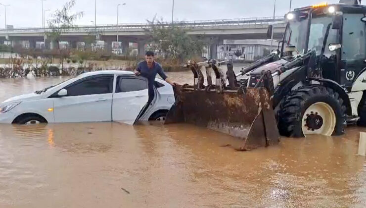 Meteoroloji turuncu uyarı yapmıştı: Antalya sağanak yağışa teslim