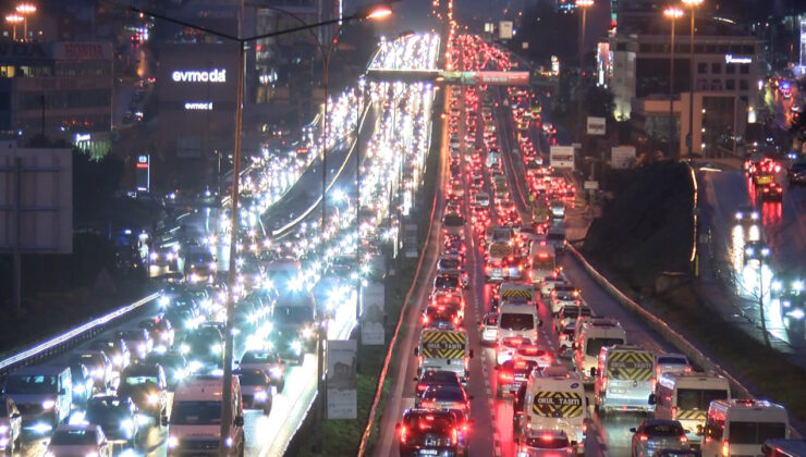 İstanbul’da yağmurla birlikte trafik felç oldu