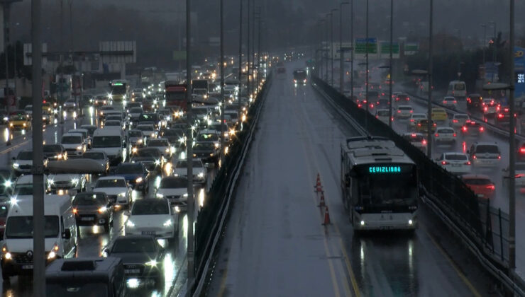 İstanbul’da yağmurla birlikte trafik kilitlendi