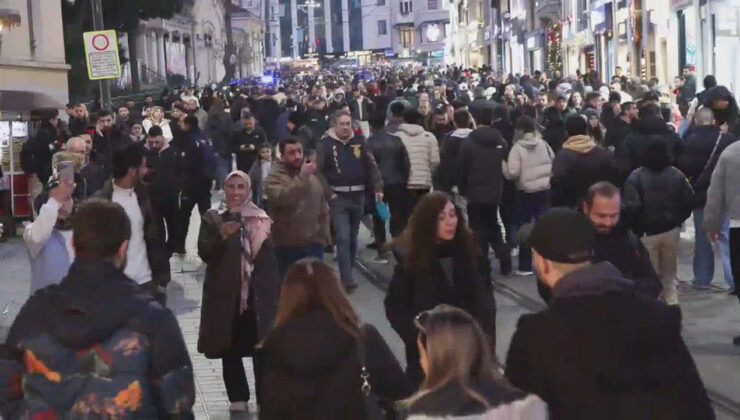 İstanbul'un kalbinde yılbaşı yoğunluğu: Adım atacak yer kalmadı