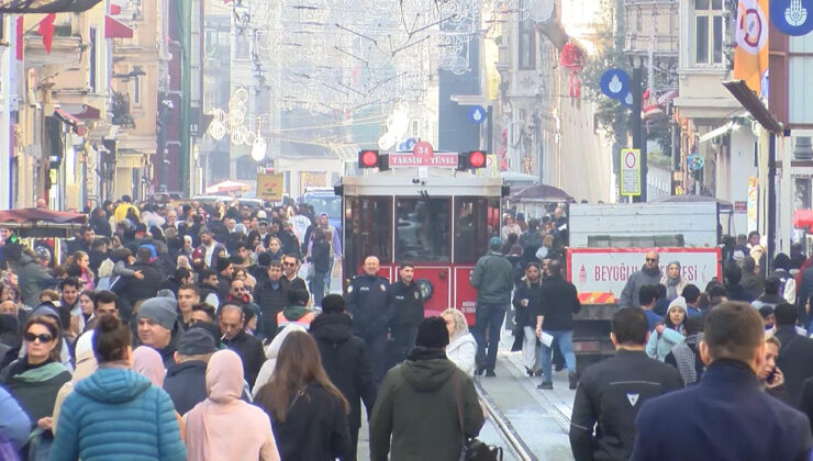 İstanbul'un kalbinde yılbaşı hazırlıkları: Demir bariyerler yerleştirildi