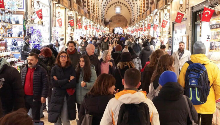 Mısır Çarşısı’na yılbaşı akını… Çerez fiyatları el yakıyor