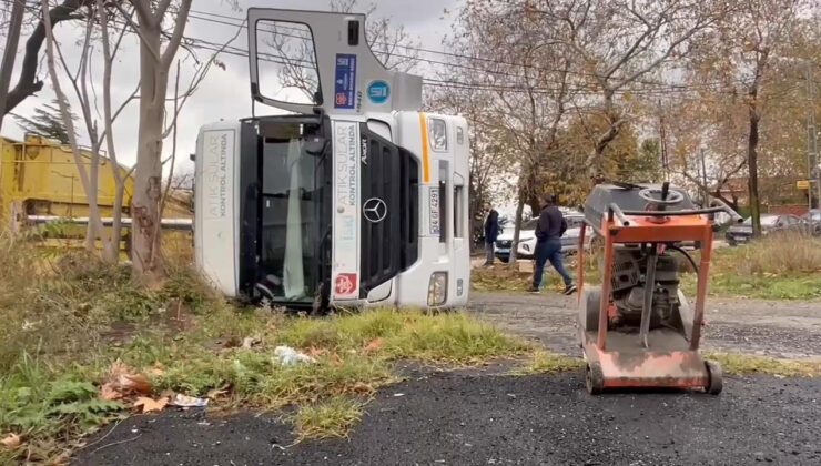 İstanbul’da yol çöktü; kamyon çukura düştü