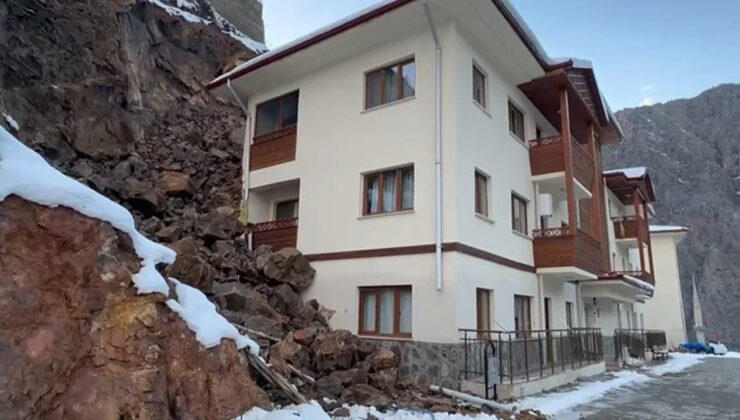 Karadeniz'de yine heyelan felaketi: Kayalar evleri yıkıp geçti