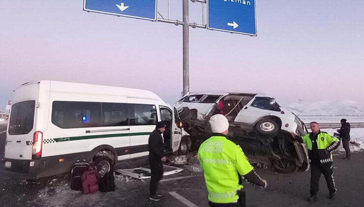 İki minibüs kavşakta çarpıştı: Çok sayıda yaralı var