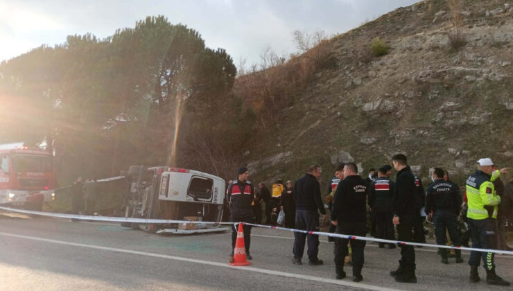 Yolcu midibüsü otomobille çarpıştı: Ölü ve yaralılar var