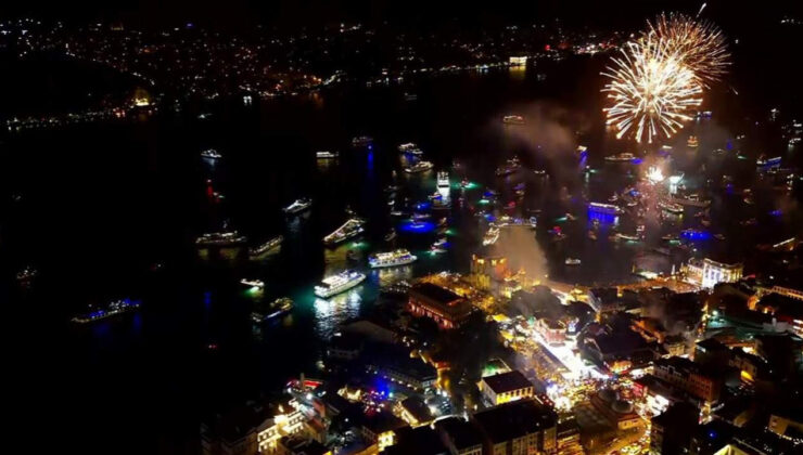 İstanbul gece yarısında havai fişek şovu ile aydınlandı