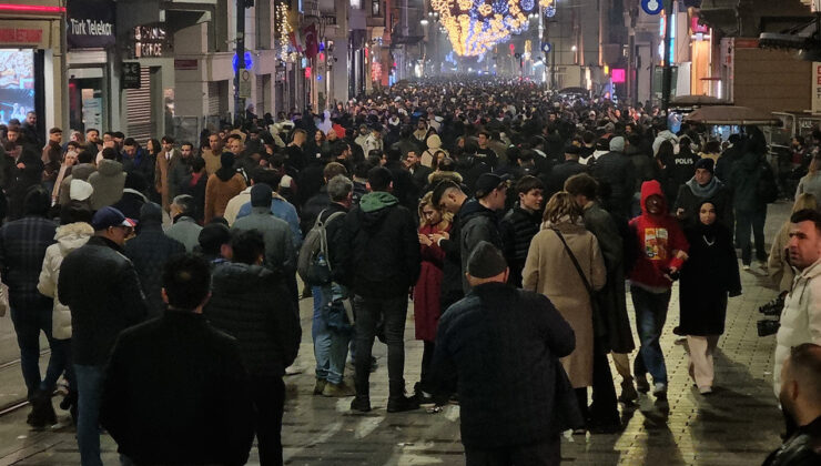 İğne atsan yere düşmez… Yılbaşı yoğunluğu havadan görüntülendi