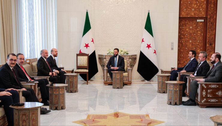 Ahmet Şara ile görüştü… Emevi Camisi’nde namaz kıldı!