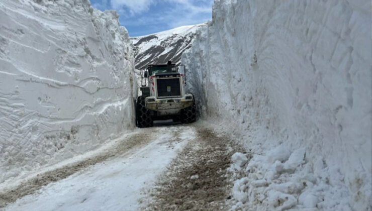 Hakkari’de kar 5 metreyi aştı: Yollar kapandı