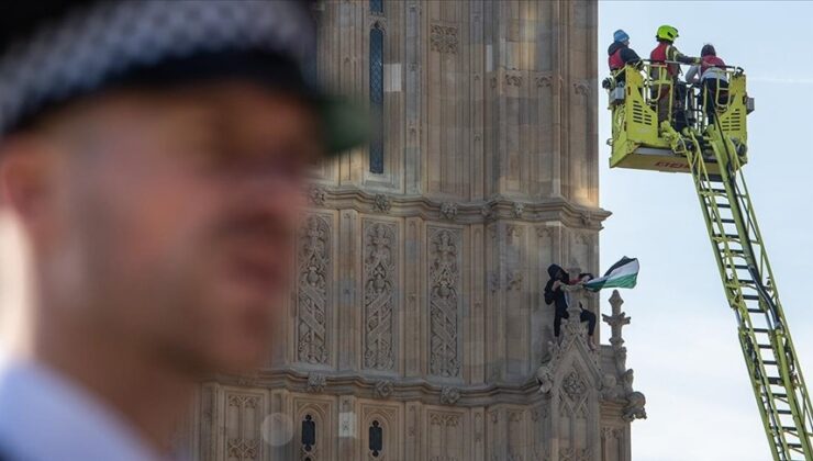 Londra’da bir gösterici Filistin bayrağıyla Big Ben’e tırmandı