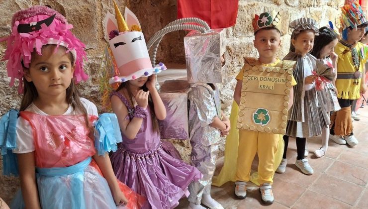 Ankara’da İlkokul Öğrencilerinden Atık Malzeme ile Moda Gösterisi