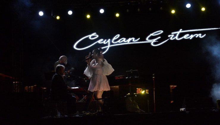 Antakya Medeniyetler Korosu ve Ceylan Ertem Bursa’da Coşku Dolu Konser Verdi