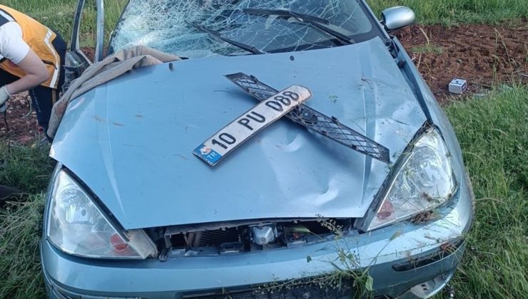 Balıkesir’de Şarampole Devrilen Otomobilde 3 Kişi Yaralandı