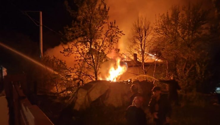 Bolu’da 2 Katlı Ev Alev Alev Yandı