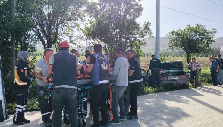 Burdur’da Otomobil Elektrik Direğine Çarptı: 2 Yaralı