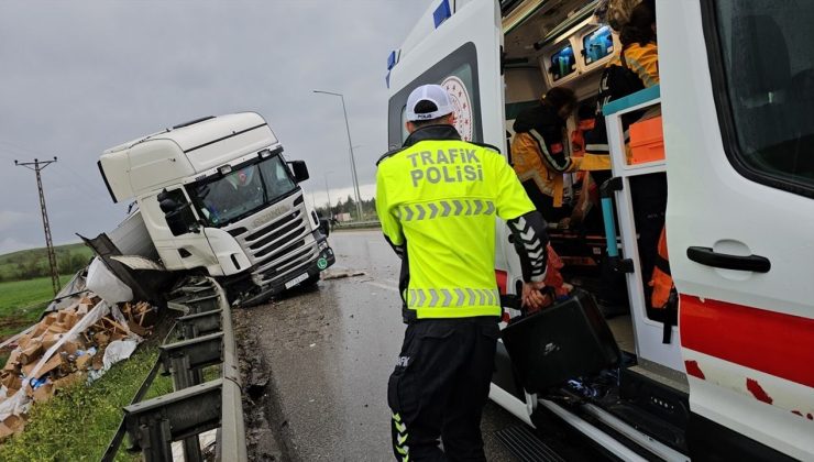 Çorum’da Tır Bariyere Çarptı: Sürücü Yaralandı